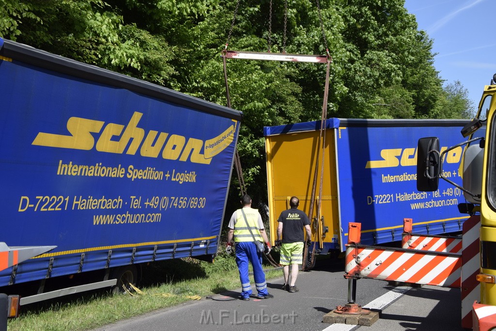 LKW in Boeschung A 3 Rich Frankfurt Hoehe Roesrath Lohmar P117.JPG - Miklos Laubert